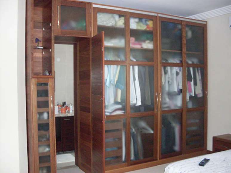 24 – Guarda roupa de casal com portas em vidro.