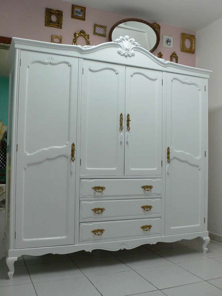 34 &ndash; Guarda roupa casal proven&ccedil;al na cor branca.