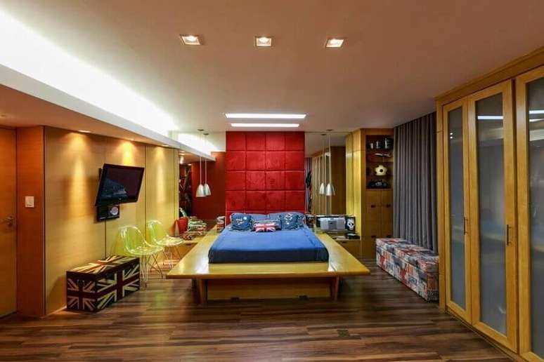 38. Guarda roupa modulado solteiro com detalhes de vidro fosco nas portas