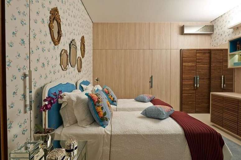 37. Roupeiro solteiro planejado para quarto decorado com papel de parede floral