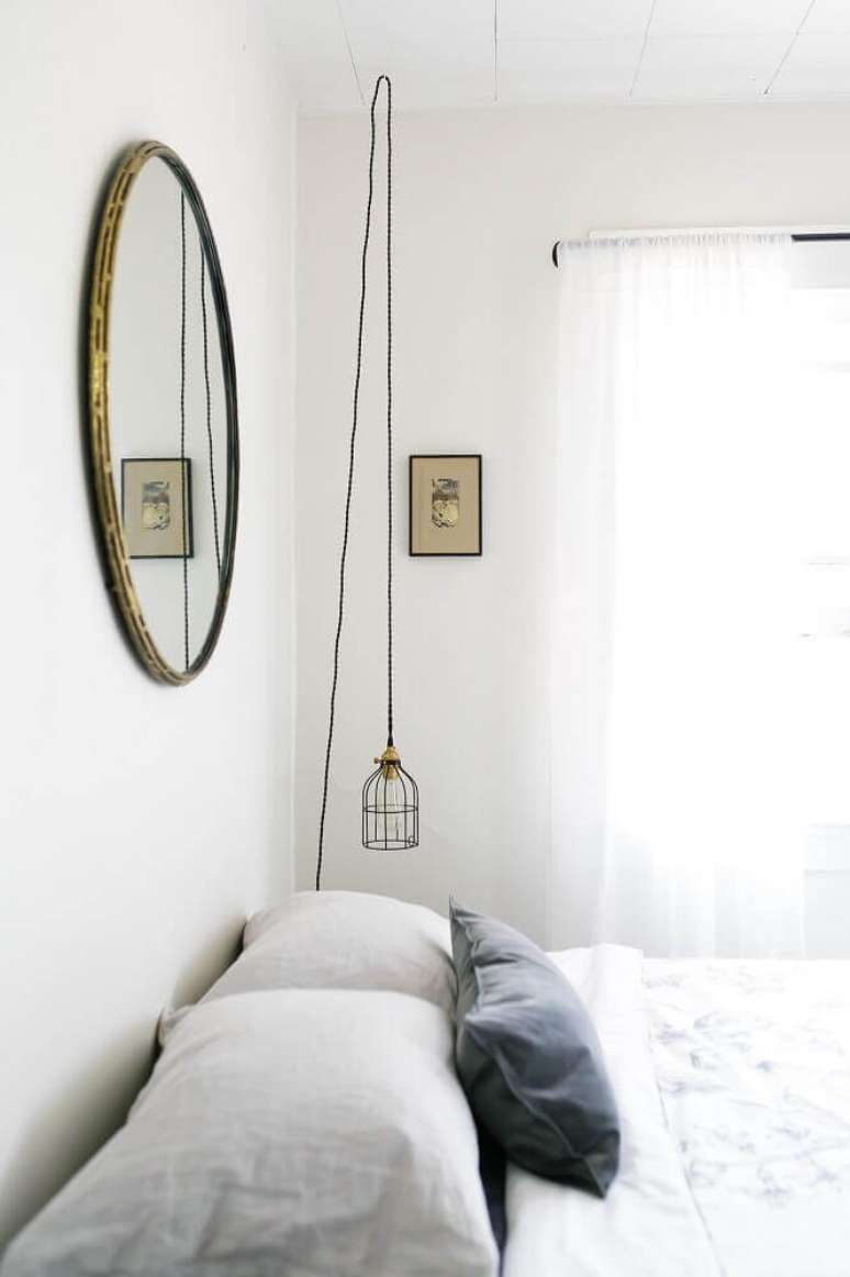 38. A decoração minimalista fica mais charmosa com o espelho para quarto com moldura em ouro envelhecido