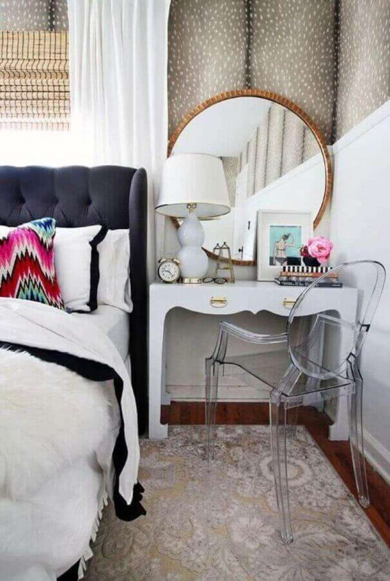 41. Decoração para quarto de casal com penteadeira branca e espelho de parede para quarto redondo com moldura bronze