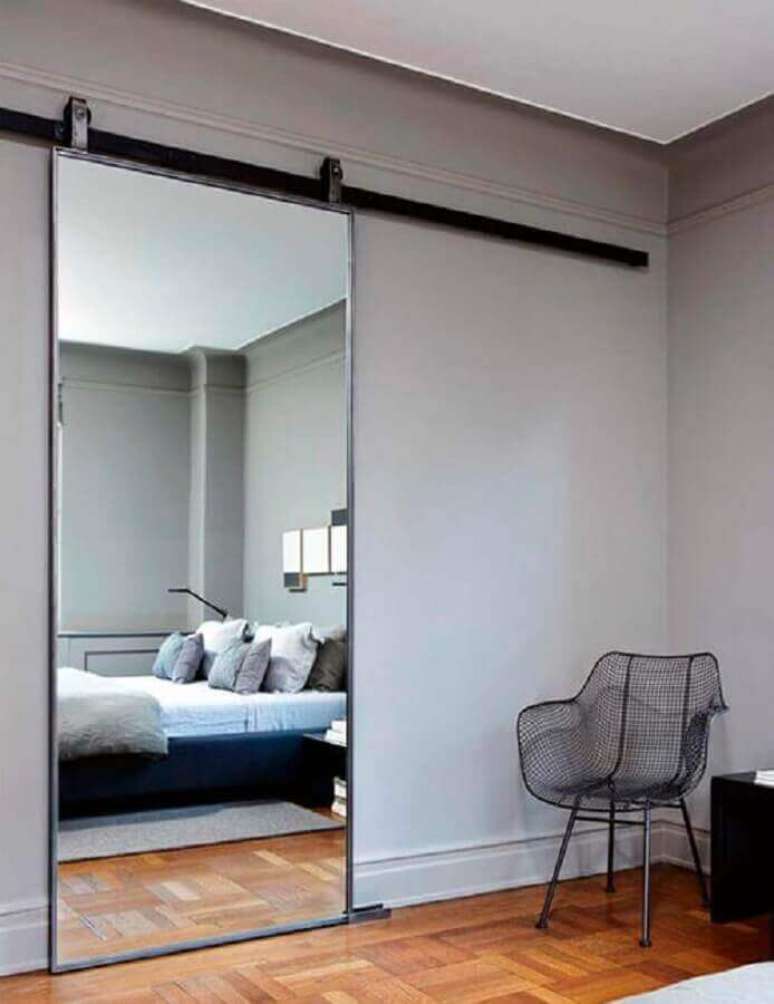 49. O espelho para quarto pode ser instalado na porta do ambiente