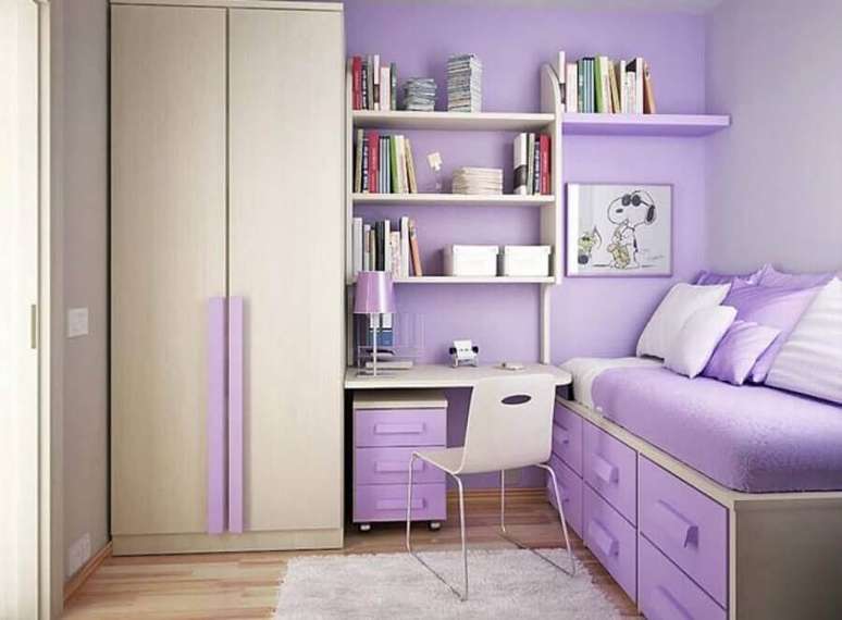 54. Decoração para quarto solteiro feminino em tons de lilás com guarda roupa modulado solteiro