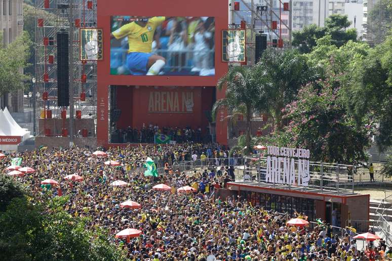 Multid&atilde;o na Arena N1, no Vale do Anhangaba&uacute;, na hora em que Neymar fez o primeiro gol do Brasil contra o M&eacute;xico