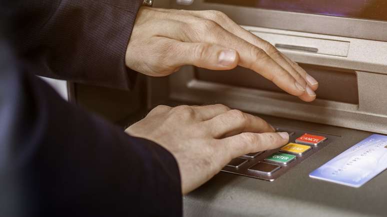 Tamb&eacute;m n&atilde;o se deve informar senhas ou dados pessoais em mensagens enviadas sem que se confirme quem &eacute; o remetente