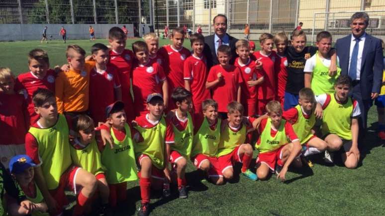 Na Rússia, o ministro Leandro Cruz (de terno, ao centro) participou de reuniões e conheceu escolas locais que dão ênfase no esporte, como esta em Rostov