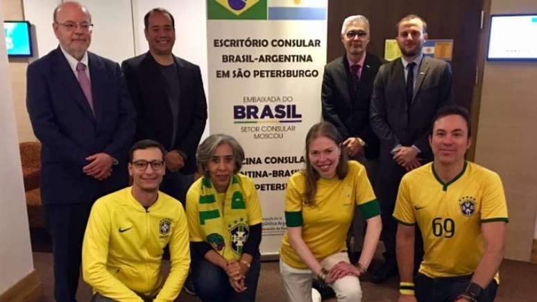 O ministro do Esporte, Leandro Cruz (segundo da esq. para a dir, atrás) visitou consulados brasileiros na Rússia e reuniu-se com autoridades do país-sede