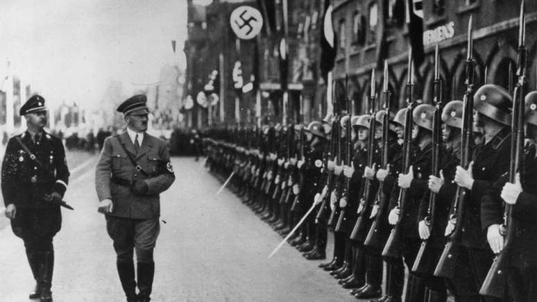 Himmler (na foto, com Hitler em 1938) comandou a polícia nazista SS