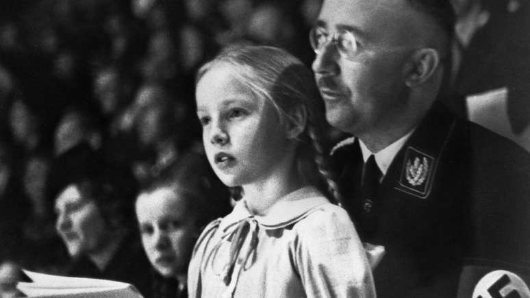 Gudrun Burwitz fotografada com seu pai, Heinrich Himmler, em 1938; ele era um dos homens de confiança de Hitler