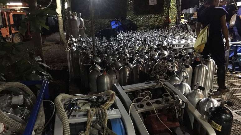 Tanques de oxigênio foram preparados para mergulhadores do lado de fora do complexo de cavernas