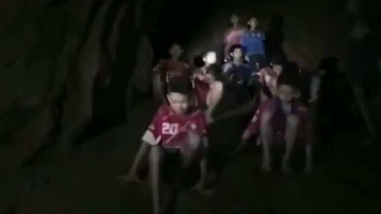 O momento do encontro dos 13 rapazes dentro do complexo de cavernas da Tailândia / Imagem: Marinha tailandesa