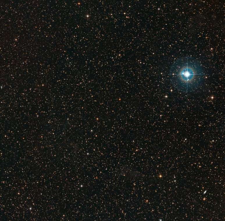 A PDS-70 é o ponto laranja pálido no meio da imagem. A estrela azul brilhante no canto é a Chi Centauri