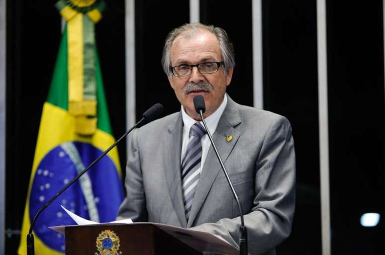Senador Dalírio Beber (PSDB-SC) propôs congelar salários de servidores públicos federais em 2019