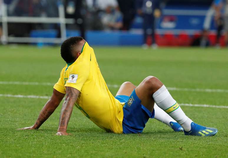 Gabriel Jesus se senta em campo após jogo contra a Sérvia