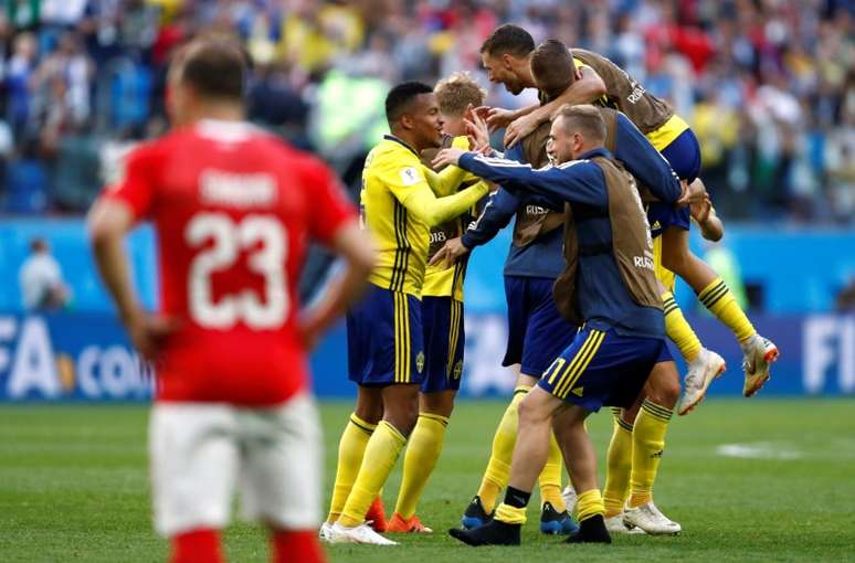 Jogadores da Su&eacute;cia comemoram classifica&ccedil;&atilde;o
 3/7/2018    REUTERS/Damir Sagolj 