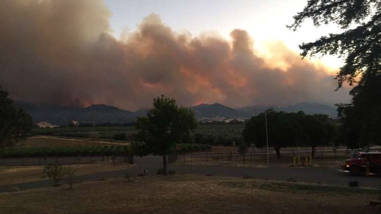 Fumaça cobre parte do céu devido a incêndio florestal na Califórnia
02/07/2018
Cortesia do Departamento de Proteção Florestal da Califórnia