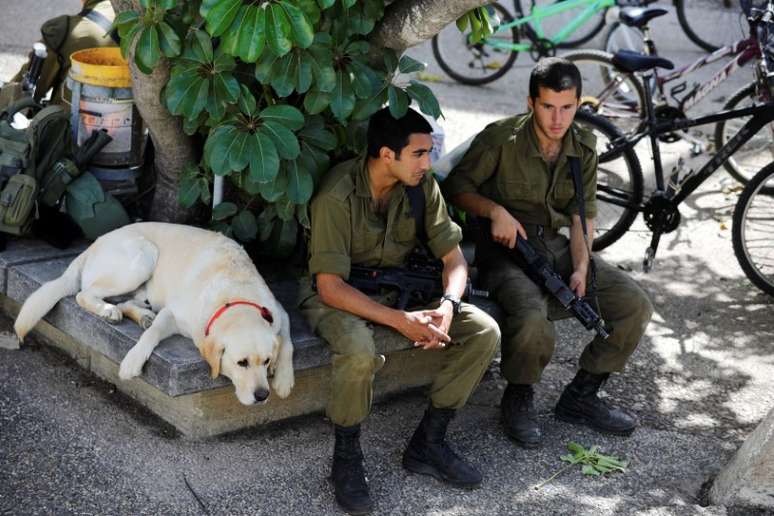 Soldados israelenses no kibbutz Nahal Oz, perto da fronteira com a Faixa de Gaza
08/04/2018
REUTERS/Amir Cohen