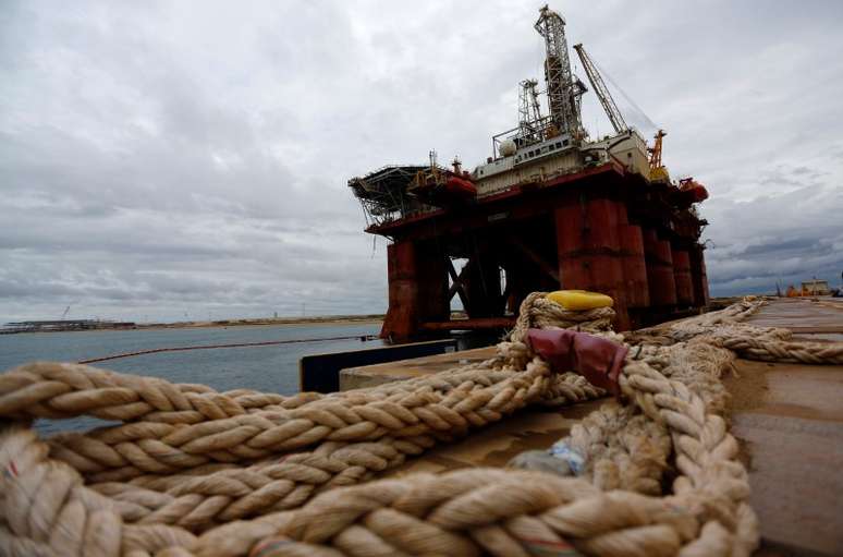Plataforma de petr&oacute;leo no porto do A&ccedil;u, em S&atilde;o Jo&atilde;o da Barra, no Rio de Janeiro
07/06/2016
REUTERS/Ricardo Moraes