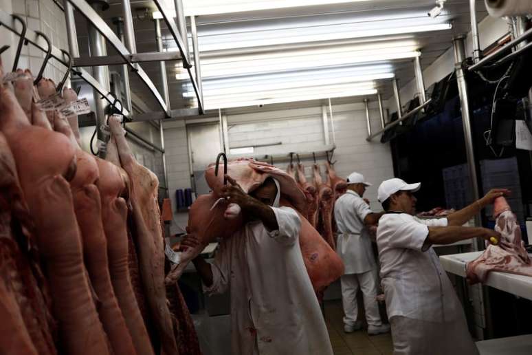 Funcionário carrega pedaço de carne em açougue em São Paulo
27/06/2017
REUTERS/Nacho Doce