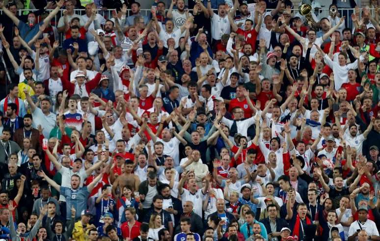 Torcedores ingleses comemoram gol contra a Col&ocirc;mbia
 3/7/2018   REUTERS/Maxim Shemetov 
