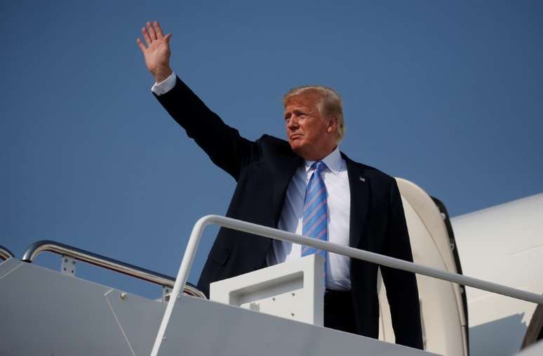 Presidente dos EUA, Donald Trump, acena ao embarcar no Força Aérea Um
