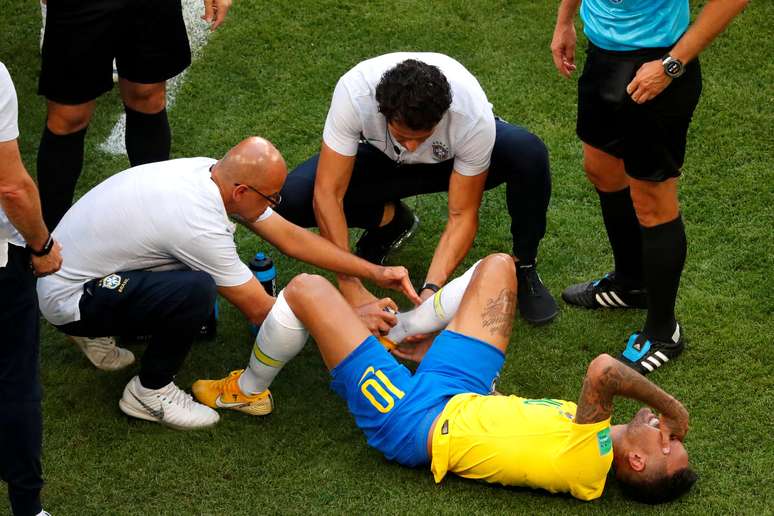 Neymar leva as mãos à cabeça após pisão de Layun