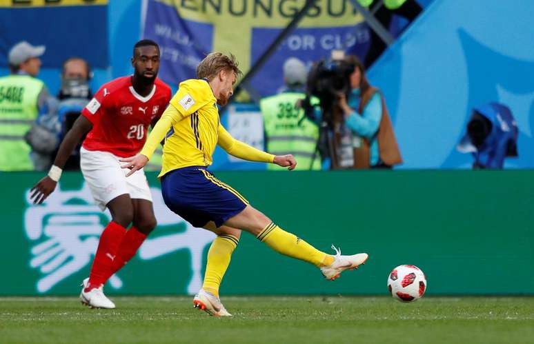 Forsberg chuta para marcar o gol da Suécia