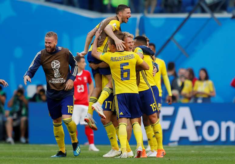 Suecos comemoram classificação às quartas de final após vitória sobre a Suíça por 1 a 0