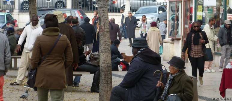 Imigrantes africanos em praça de Lisboa