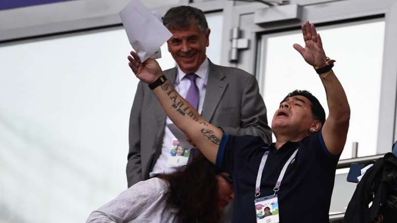 Maradona opina sobre as críticas sobre Neymar (Foto: AFP/FRANCK FIFE)