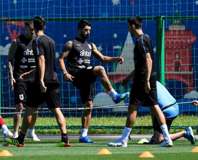 Treino desta terça-feira do Uruguai. Cavani de fora (Foto: MARTIN BERNETTI / AFP)