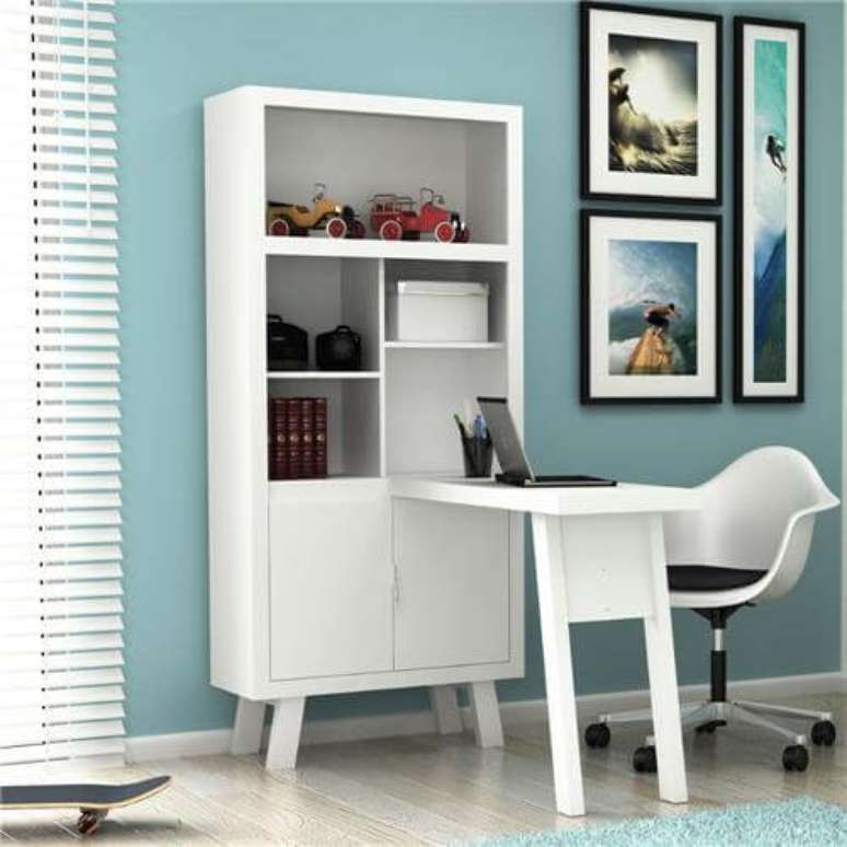 24. Esse arm&aacute;rio tem tamb&eacute;m uma mesa embutida