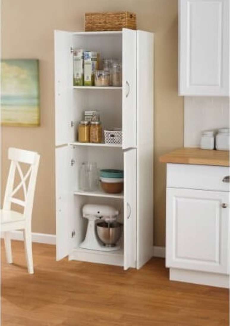 30. Arm&aacute;rio alto com quatro portas