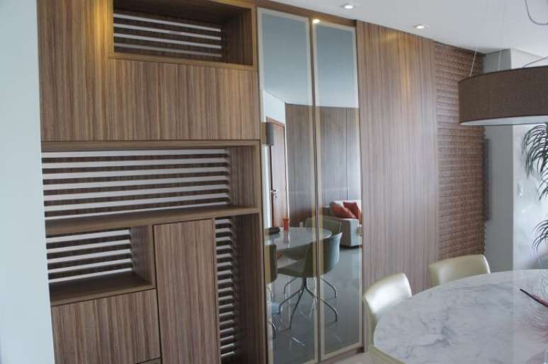 35. Arm&aacute;rio multiuso de madeira na sala. Projeto de Jamilly Vasconcelos Goulart