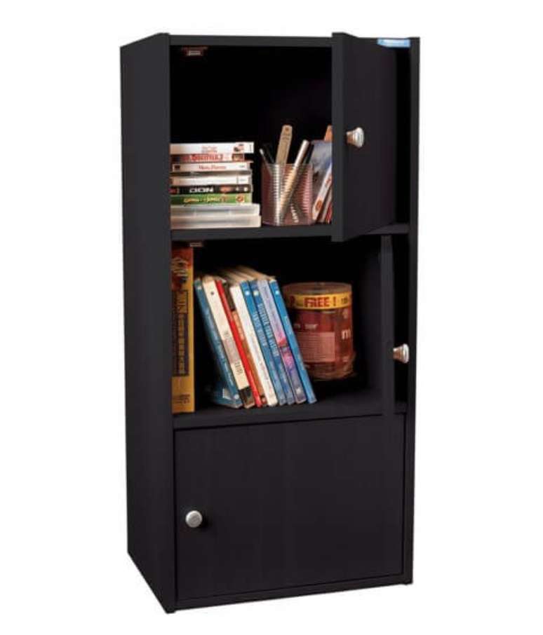 44. Arm&aacute;rio preto com tr&ecirc;s portas