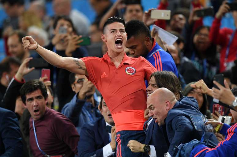 James Rodriguez, que não ficou no banco colombiano, comemorou o gol na arquibancada