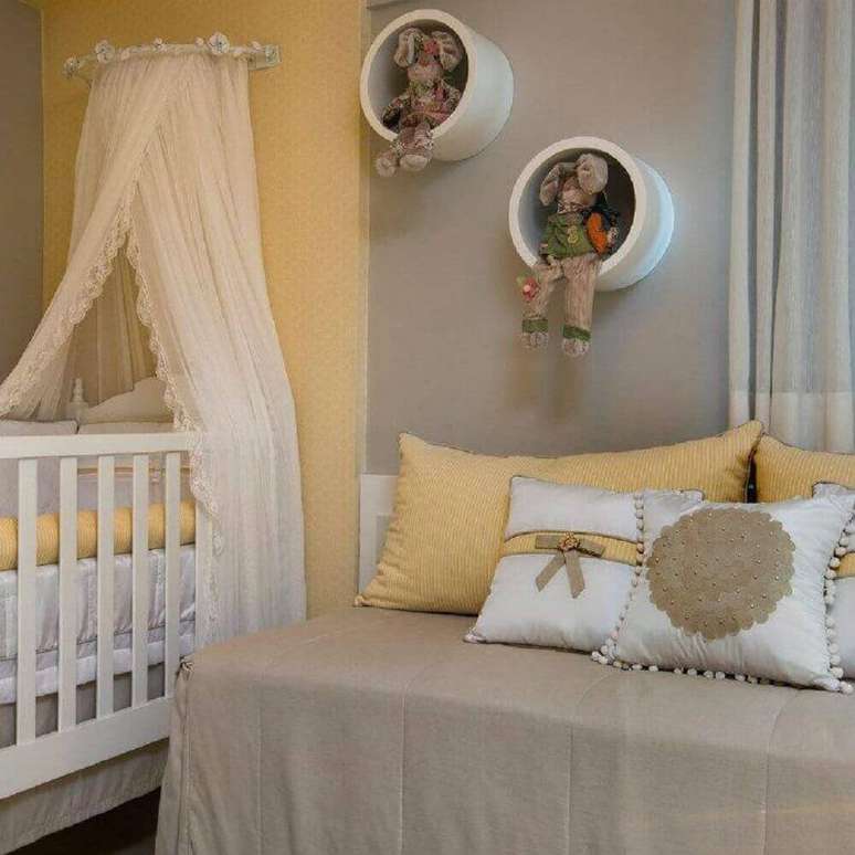 21. Como decorar nichos para quarto de bebê com pelúcia