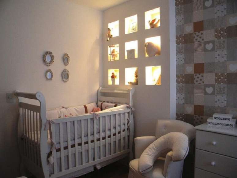 23. Os nichos para quarto de bebê com LED deixam uma iluminação bem agradável no ambiente