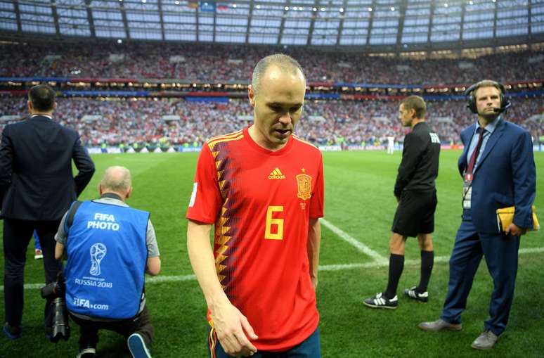 Iniesta deixa o gramado após a eliminação da Espanha pela Rússia na Copa do Mundo