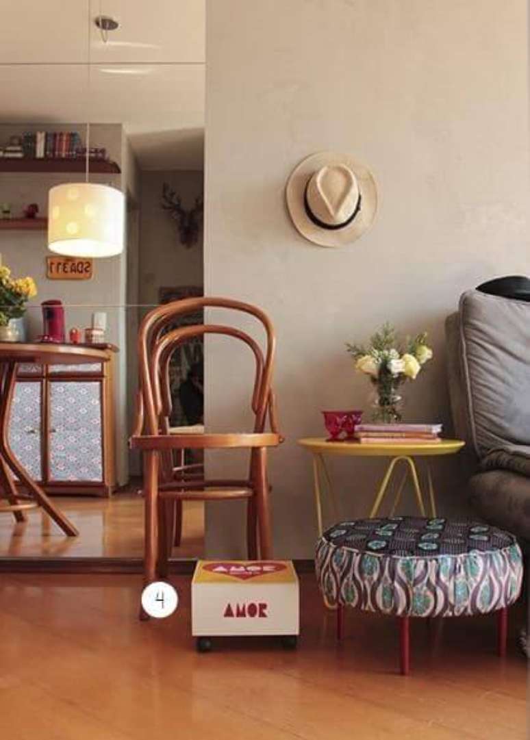 10. Mesa lateral amarela em sala de estar com cadeira de madeira ao lado. Projeto de Casa Aberta