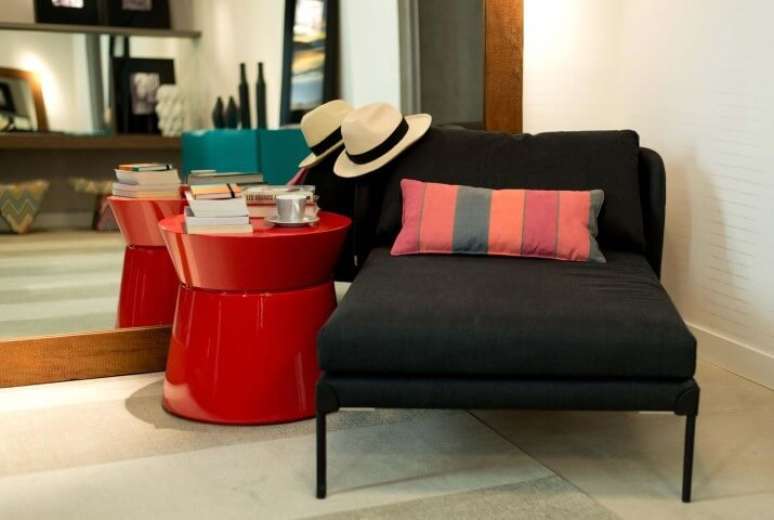 6. Mesa de canto vermelha ao lado de poltrona. Projeto de Arch Design