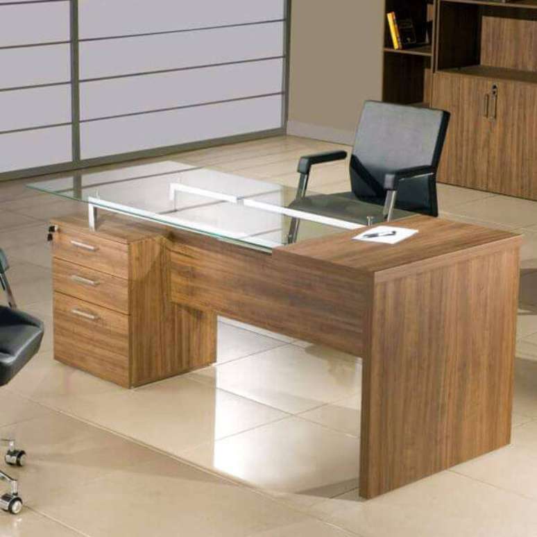 23- Mesa para escritório de madeira com gaveta e tampo de vidro.