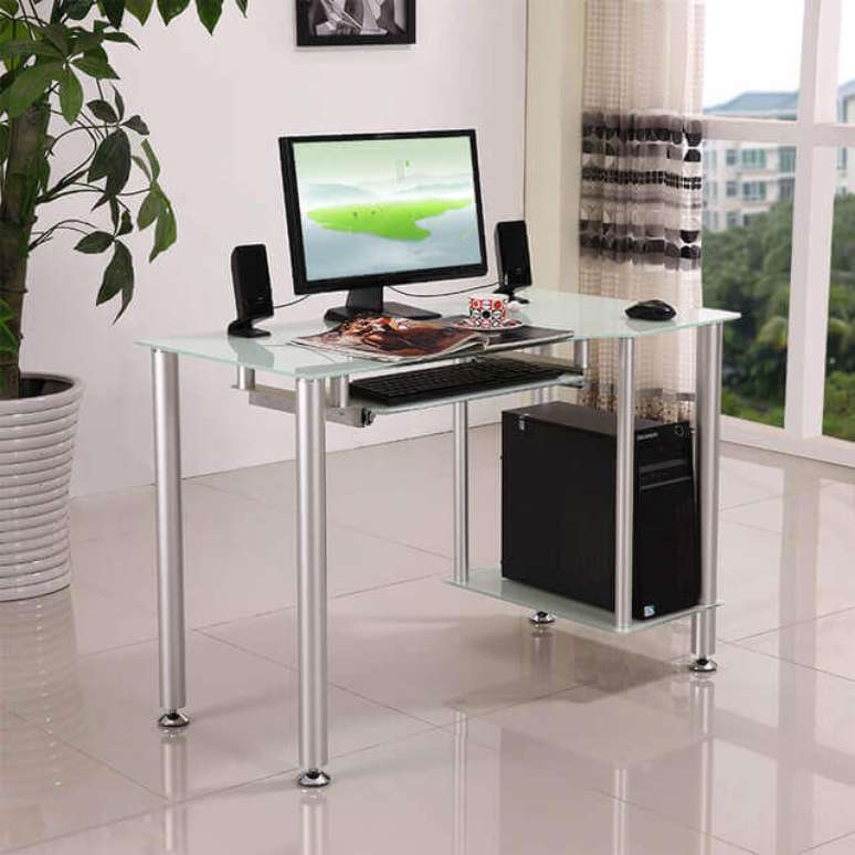 11 – Mesa para escritório de vidro com pés de alumínio fosco.