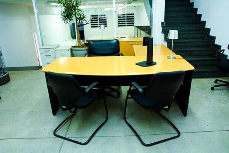 31- Mesa para escrit&oacute;rio em L pode ser colocada na recep&ccedil;&atilde;o.