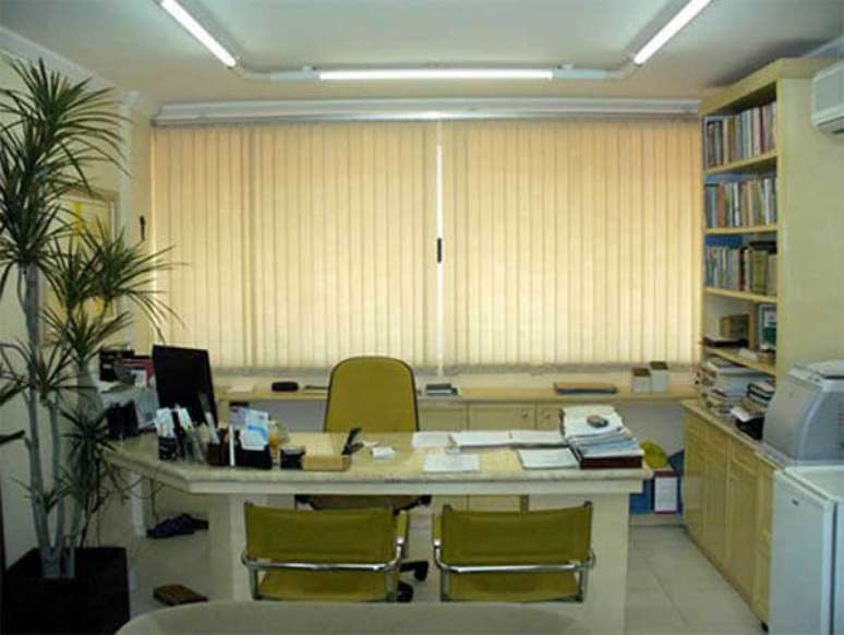 9- Mesa para escritório em “L” com tampo de granito.
