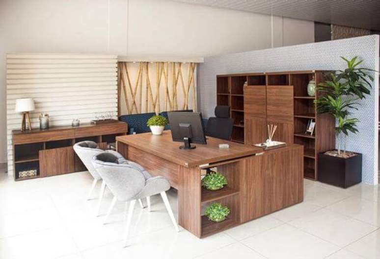 33 – Mesa para escritório em L de madeira com nichos.