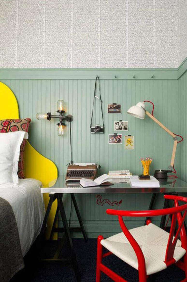 4 &ndash; Mesa para escrit&oacute;rio complementa a decora&ccedil;&atilde;o do quarto de solteiro.