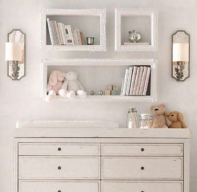 32. Decoração com nichos para quarto de bebê com decoração clean