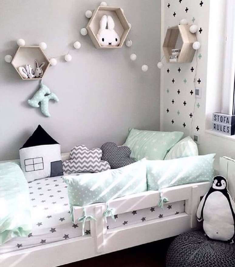 33. Os nichos geométricos para quarto de bebê dá um toque moderno à decoração
